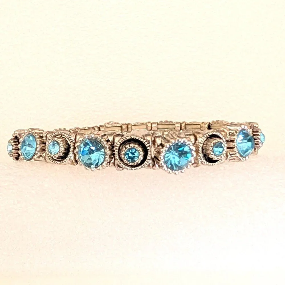 Silver stretch bracelet with blue faceted glass beads